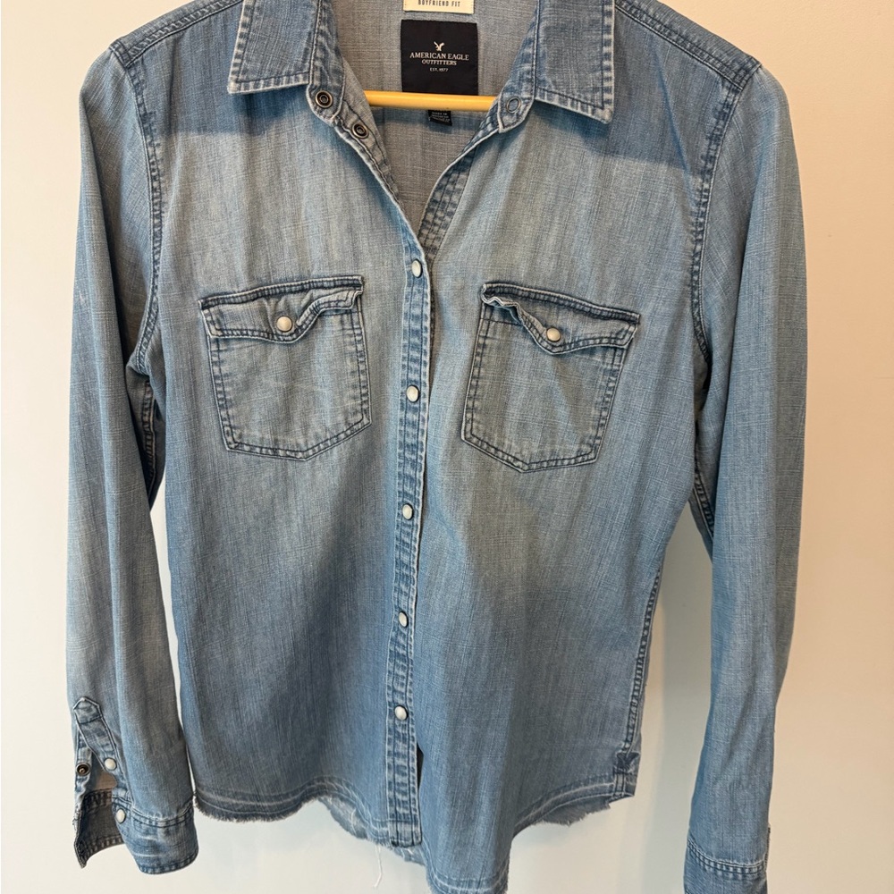 American Eagle Boyfriend Fit Chambray Denim Shirt Medium Raw Hem
